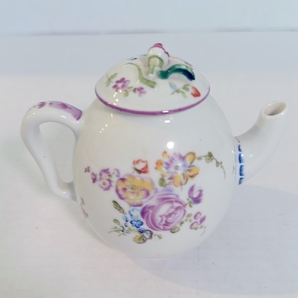 Vintage VIctoria and Albert Museum Mennecy 1985 Porcelain Mini Teapot 4" x 5" - Picture 2 of 5